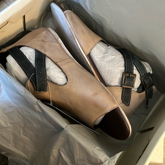 Bed Stu Tan and Black Women's Sandals - Picture 7 of 9